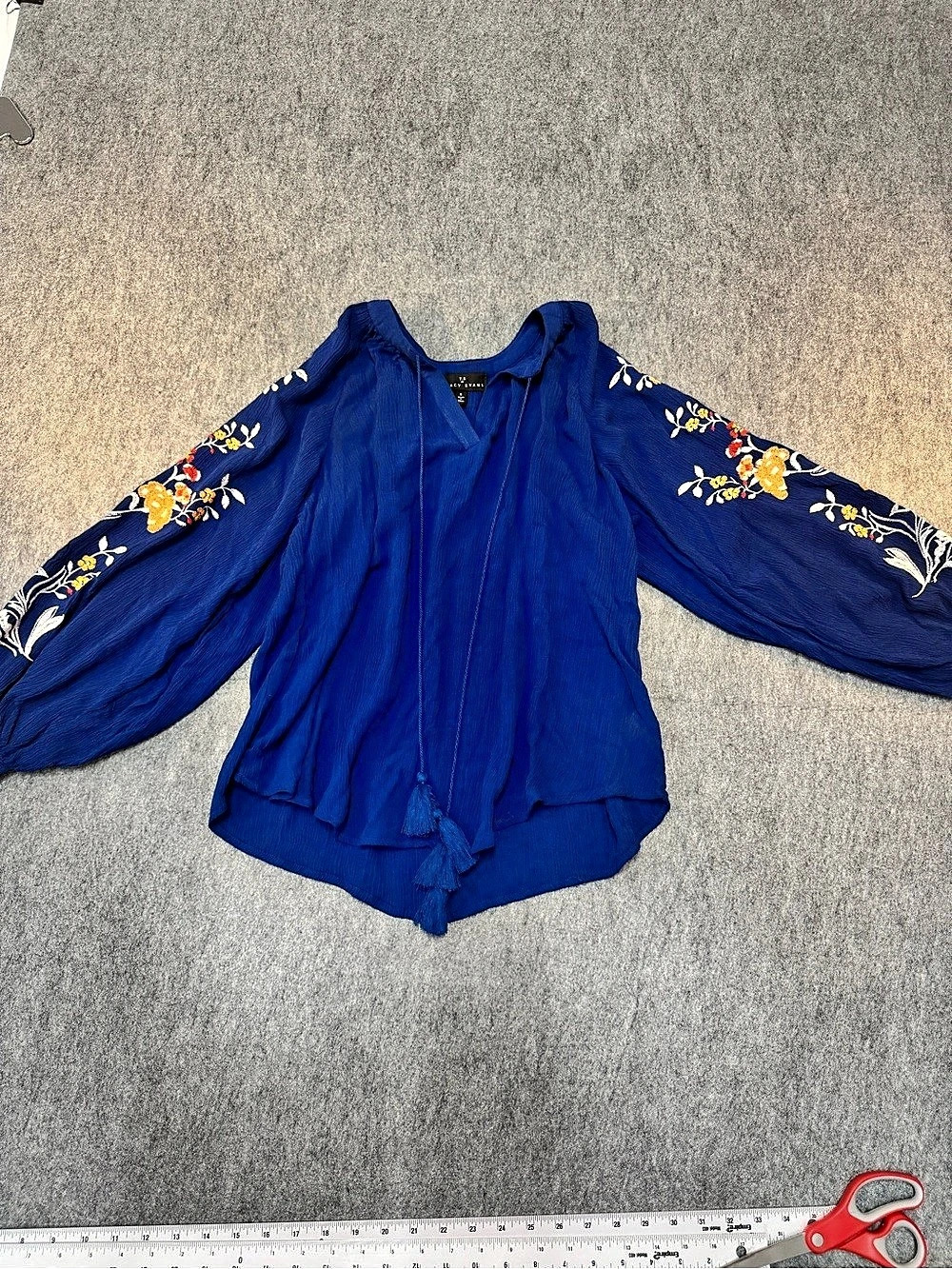 T.B. Tracy Evans Floral Embroidered Blouse in Blue Size Small
